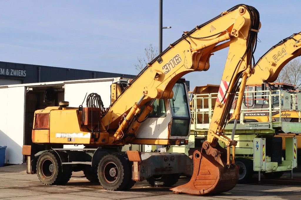 Mobilbagger typu Liebherr A316 BUCKET ELEVATING CABIN OUTRIGGERS, Gebrauchtmaschine v Marknesse (Obrázok 1)
