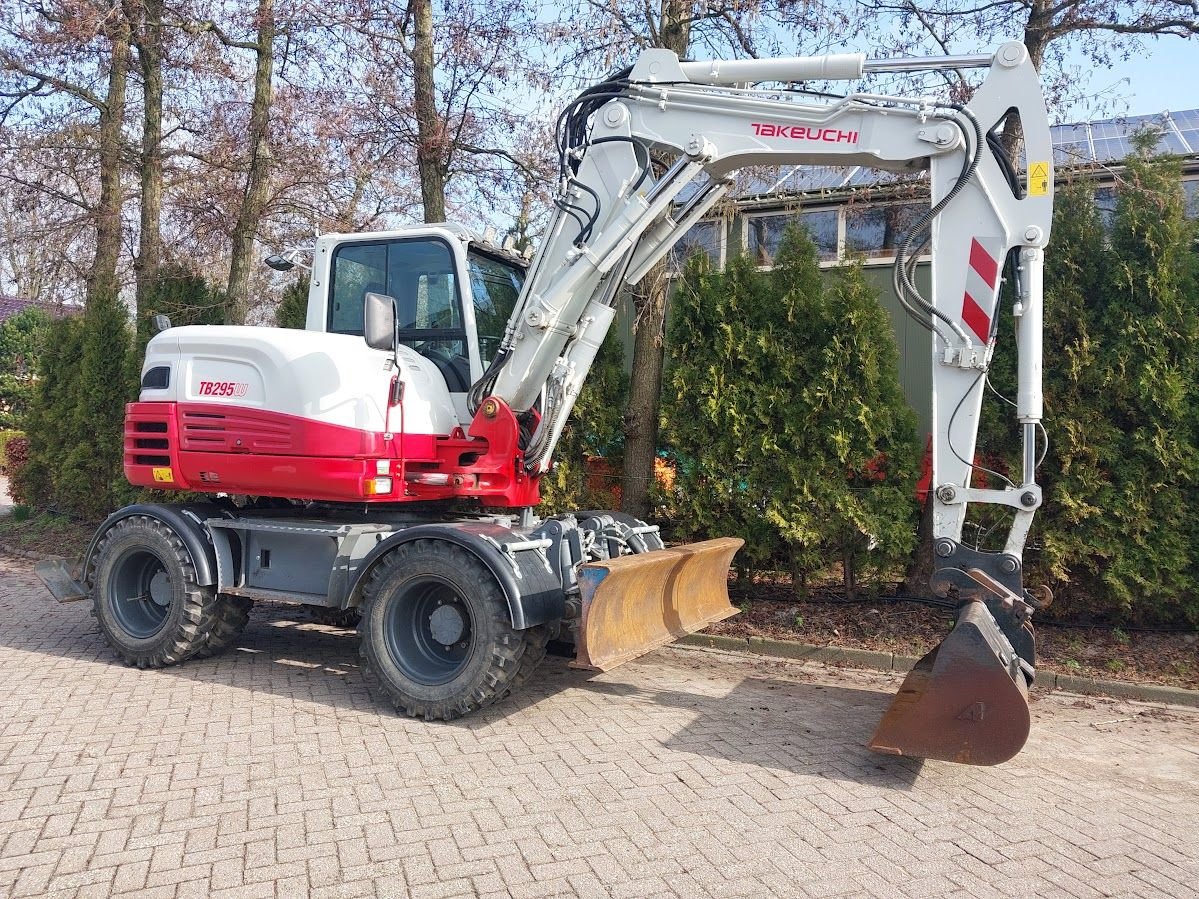 Mobilbagger des Typs Takeuchi TB295W, Gebrauchtmaschine in Westwoud (Bild 2)