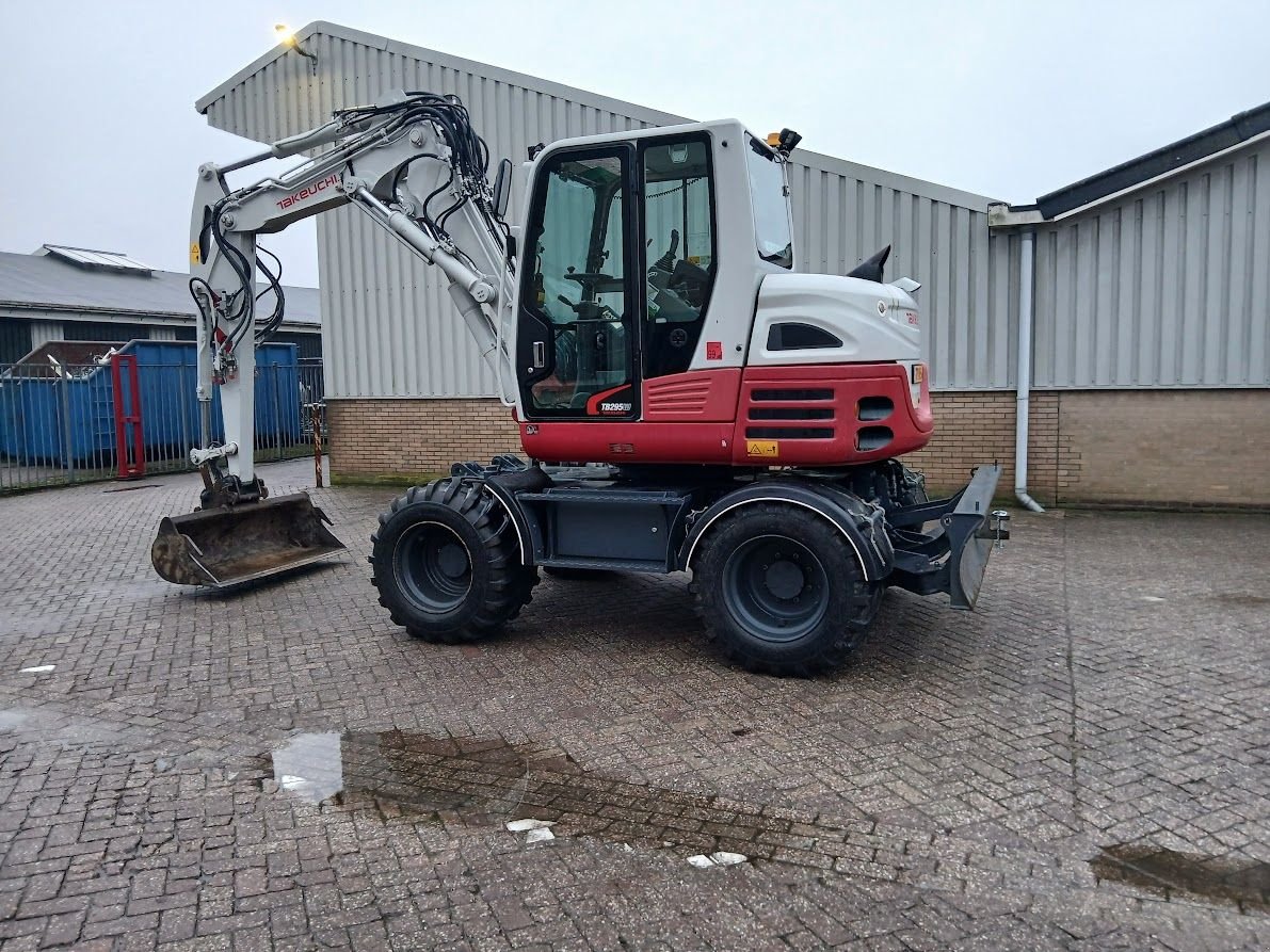 Mobilbagger типа Takeuchi TB295W, Gebrauchtmaschine в Westwoud (Фотография 2)