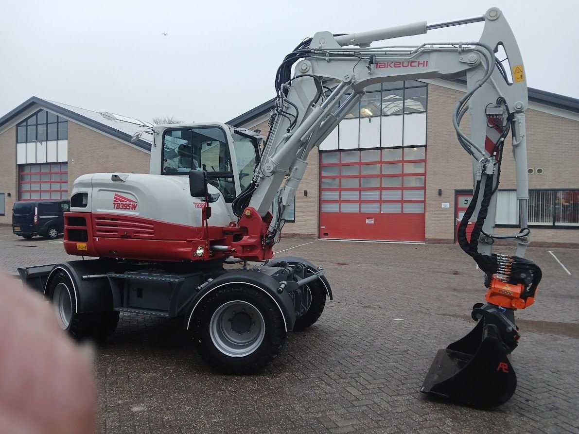 Mobilbagger типа Takeuchi TB395W, Gebrauchtmaschine в Westwoud (Фотография 3)