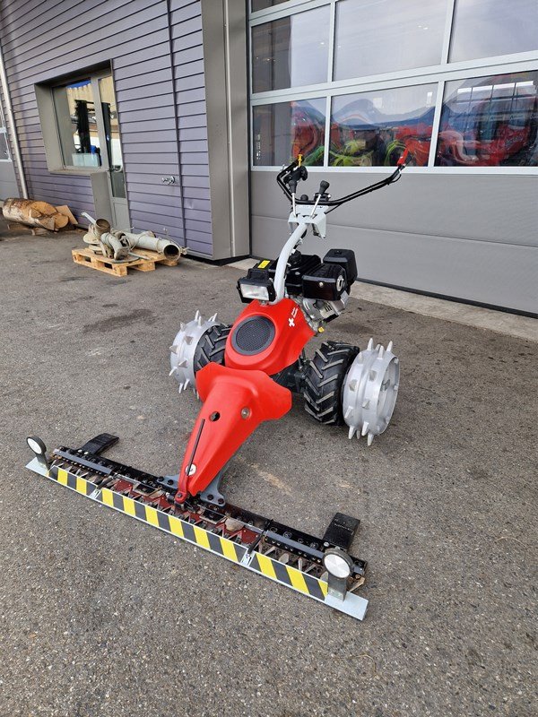Motormäher des Typs Aebi CC110, Ausstellungsmaschine in Chavornay (Bild 2)