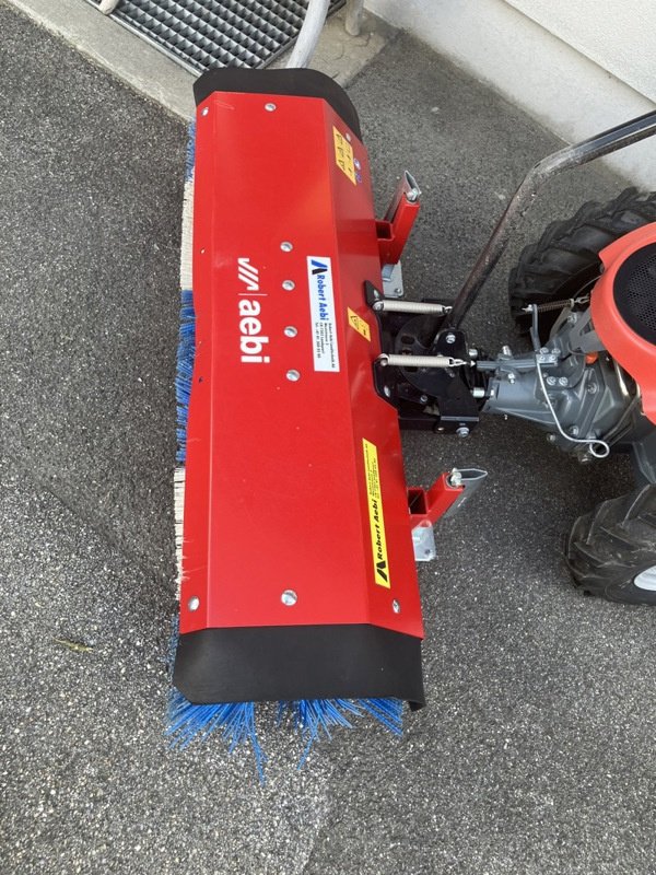 Motormäher des Typs Aebi Kehrbürste Aebi KL110, Arbeitsbreite 1.20 m, Gebrauchtmaschine in Landquart (Bild 1)