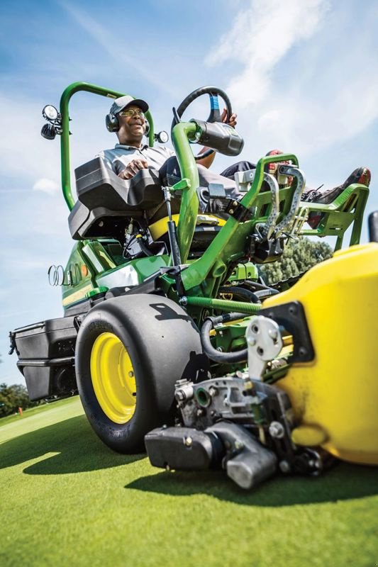Motormäher des Typs John Deere 2750 E-Cut Hybrid Triplex Greenmäher, Ausstellungsmaschine in Regensdorf (Bild 2)