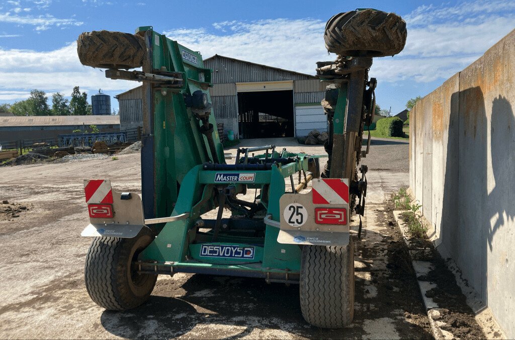 Mulchgerät & Häckselgerät des Typs Desvoys BROYEUR BV MASTER COUPE, Gebrauchtmaschine in NOGENT (Bild 3)