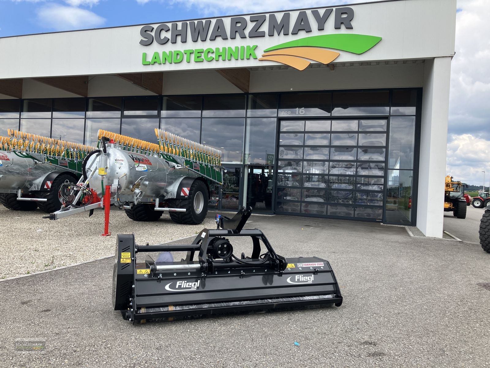 Mulchgerät & Häckselgerät del tipo Fliegl SM Tornado 2500, Neumaschine In Gampern (Immagine 1)