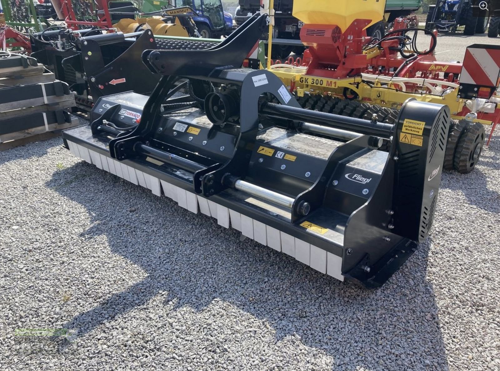 Mulchgerät & Häckselgerät del tipo Fliegl SM Tornado 2750, Neumaschine In Kronstorf (Immagine 1)