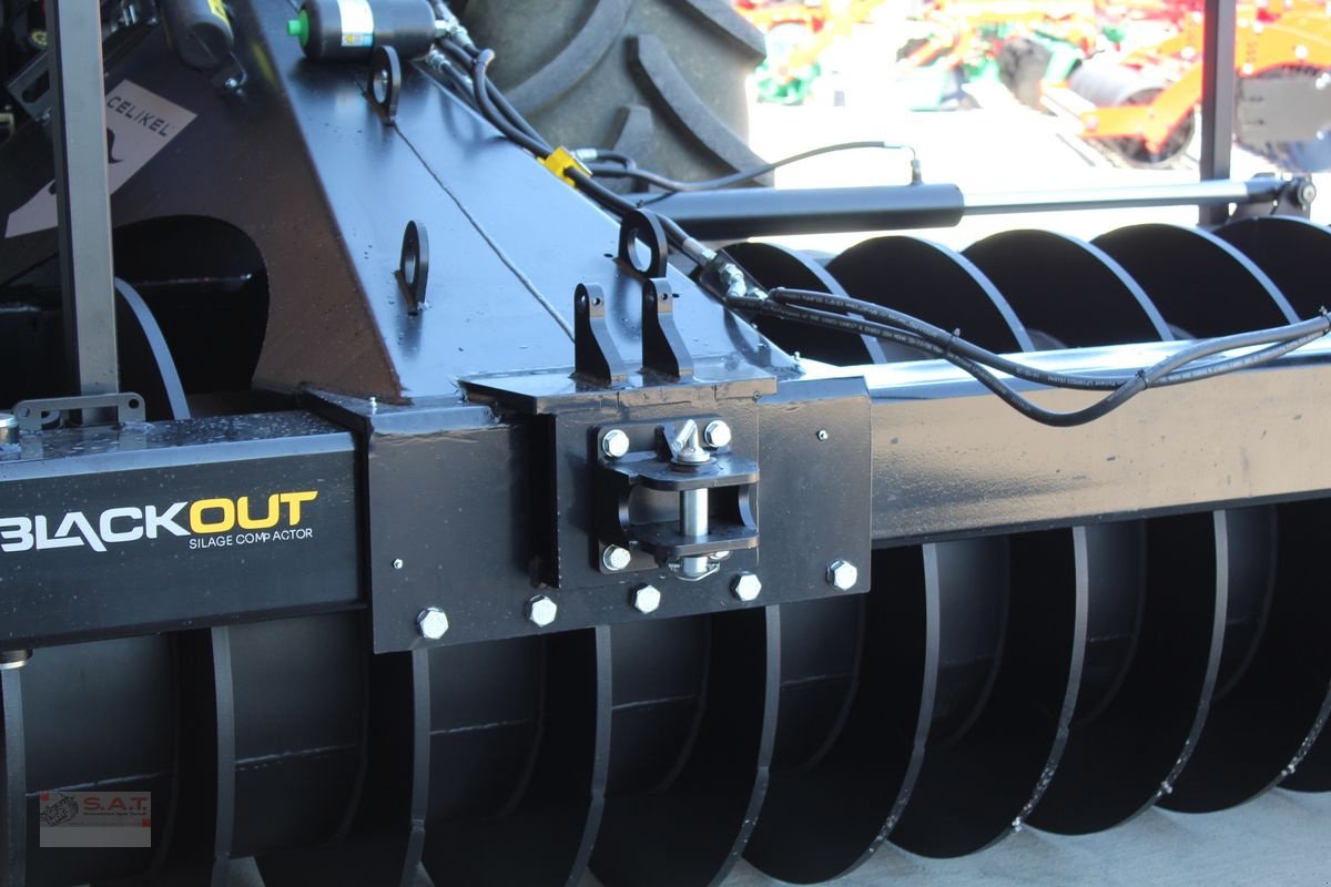 Mulchgerät & Häckselgerät des Typs Sonstige Celikel Silowalze Blackout 3000 + Seitenverdicht, Neumaschine in Eberschwang (Bild 8)