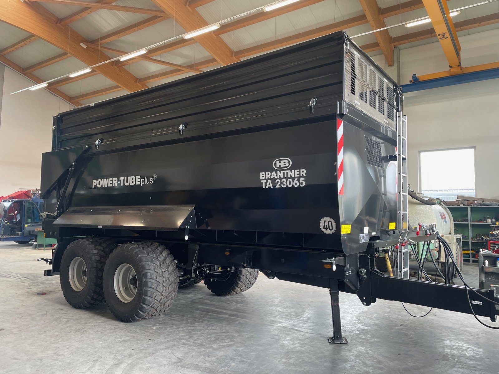 Muldenkipper of the type Brantner TA23065/2 PT, Neumaschine in Burglengenfeld (Picture 1)