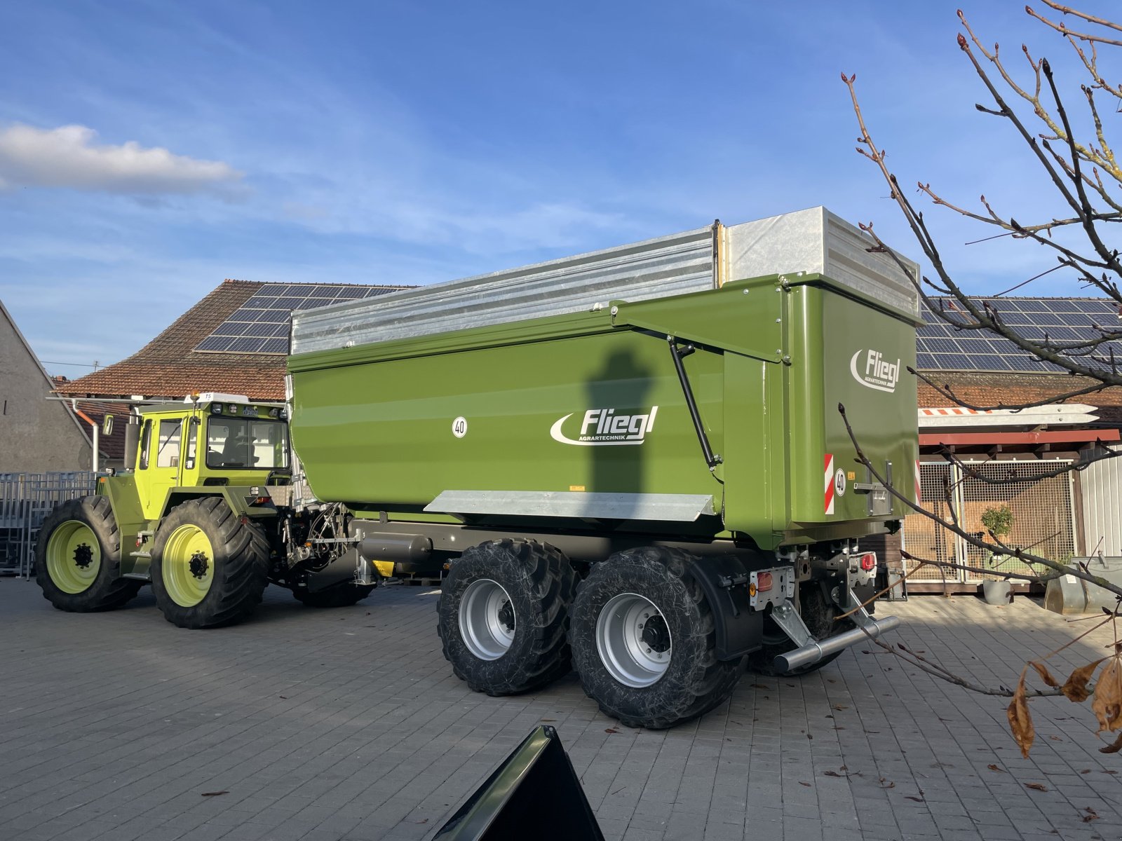 Muldenkipper of the type Fliegl TMK 264, Neumaschine in Rennertshofen (Picture 3)