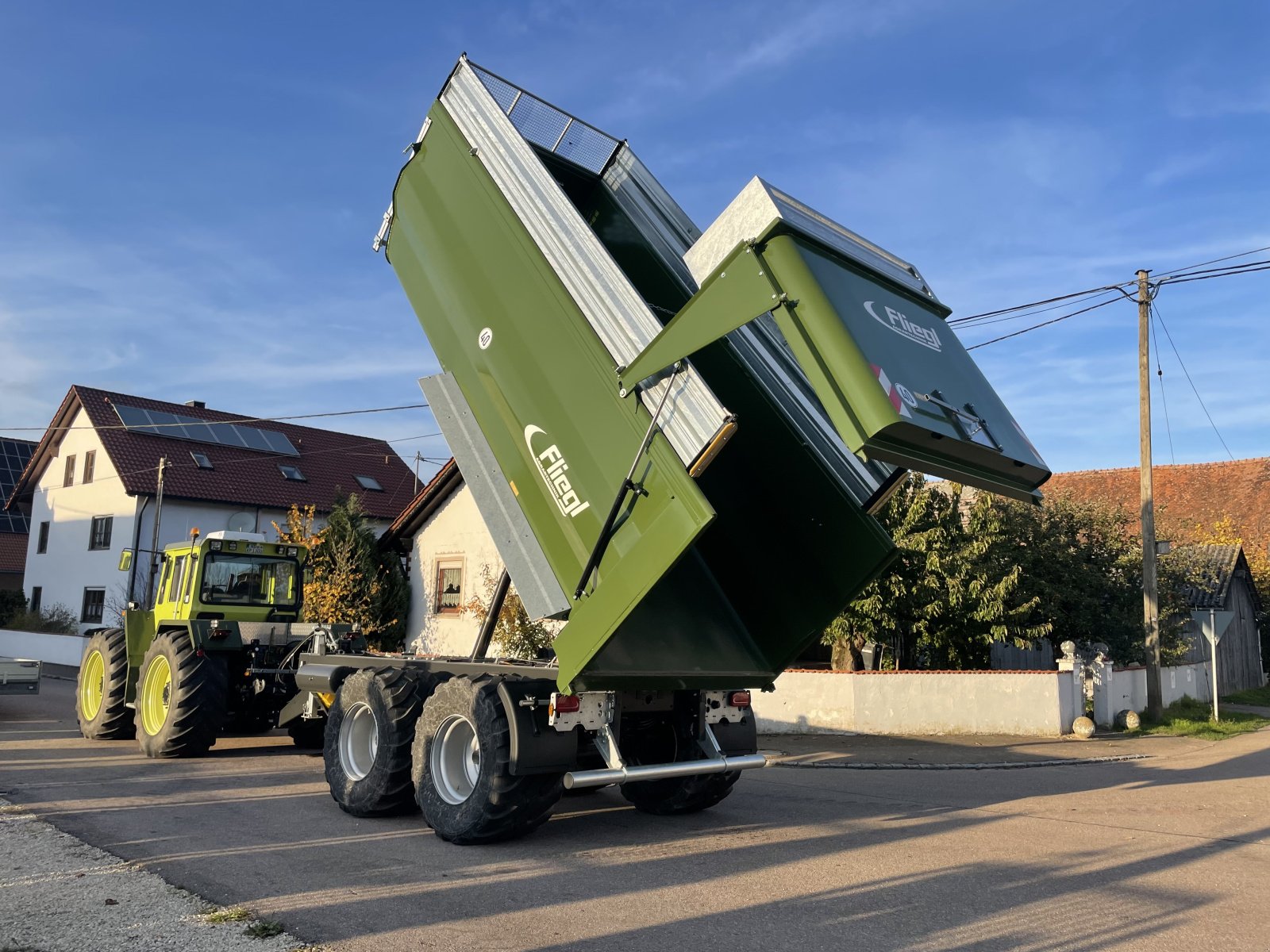 Muldenkipper of the type Fliegl TMK 264, Neumaschine in Rennertshofen (Picture 7)