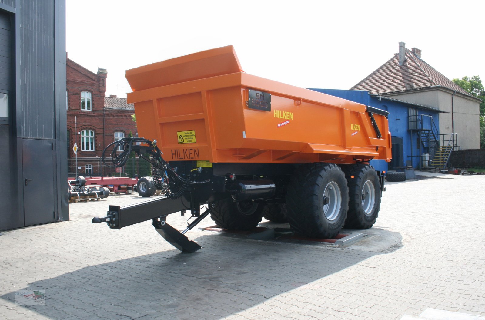 Muldenkipper des Typs Hilken Baumulde, Bauanhänger, BM5000 Hardox500 TUF, 650/55R26,5, Neumaschine in Vorwerk (Bild 1)