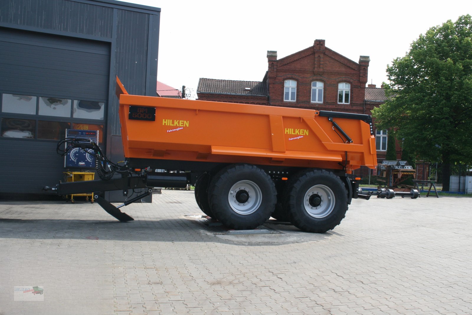 Muldenkipper des Typs Hilken Baumulde, Bauanhänger, BM5000 Hardox500 TUF, 650/55R26,5, Neumaschine in Vorwerk (Bild 2)