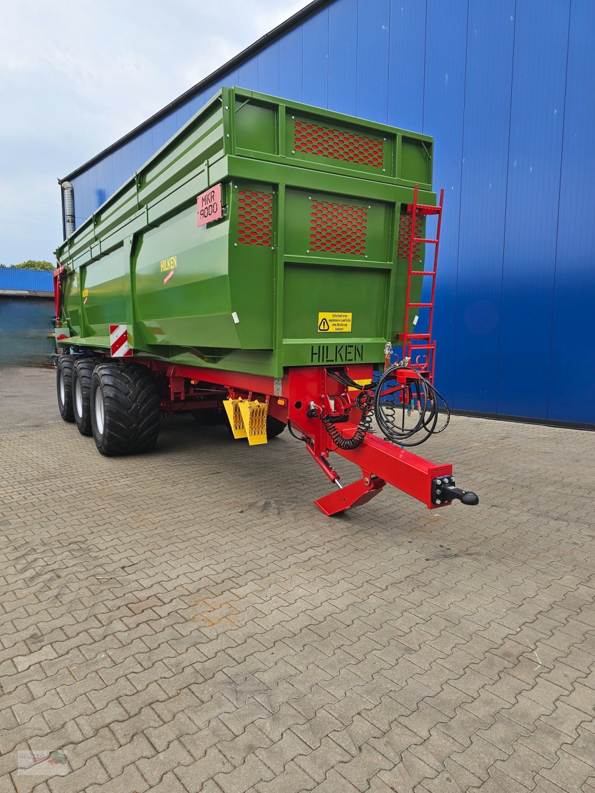 Muldenkipper des Typs Hilken MKR8600, Hardox-Boden, Reifen 650/55R26,5, Lenkachse, Häckselaufsätze 800m, Neumaschine in Vorwerk (Bild 4)