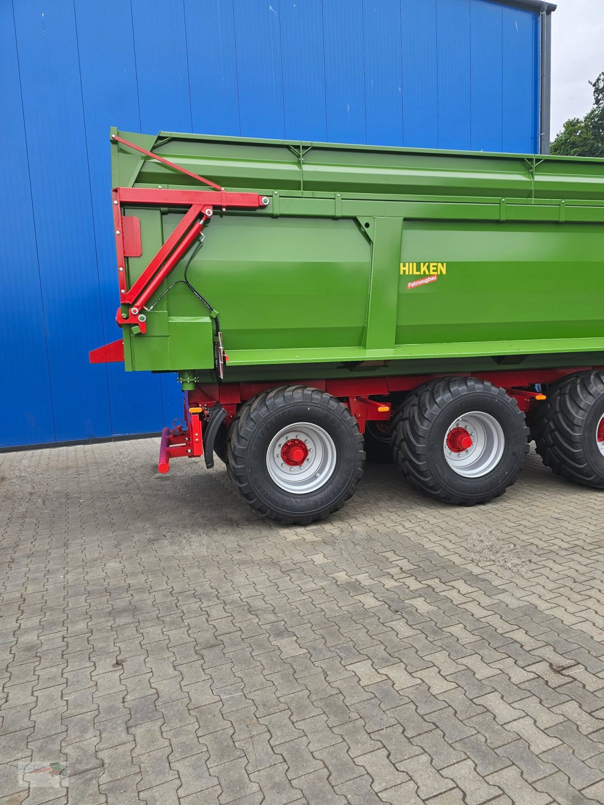 Muldenkipper des Typs Hilken MKR8600, Hardox-Boden, Reifen 650/55R26,5, Lenkachse, Häckselaufsätze 800m, Neumaschine in Vorwerk (Bild 5)