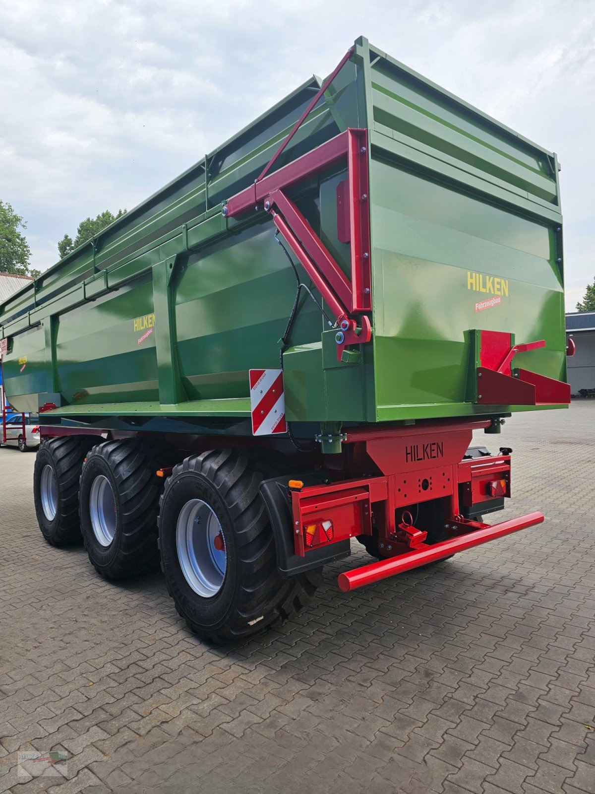 Muldenkipper des Typs Hilken MKR8600, Hardox-Boden, Reifen 650/55R26,5, Lenkachse, Häckselaufsätze 800m, Neumaschine in Vorwerk (Bild 7)