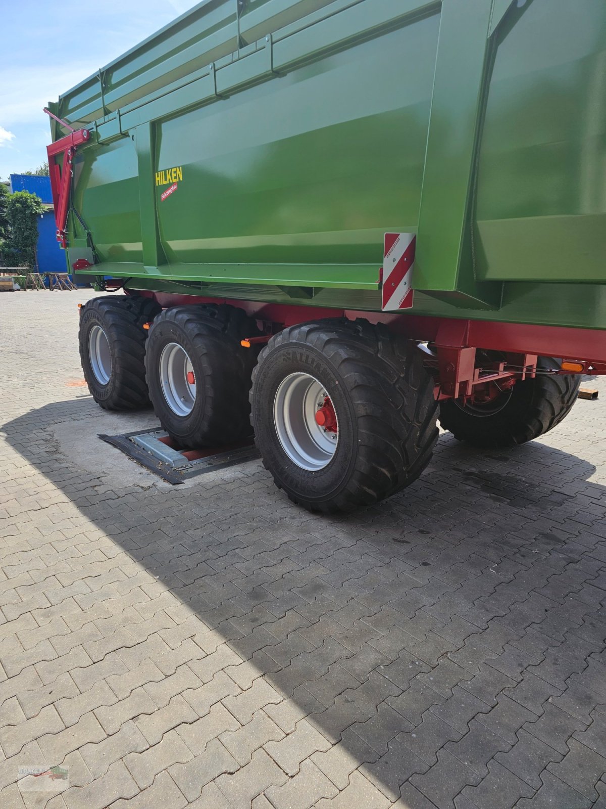 Muldenkipper des Typs Hilken MKR8600, Hardox-Boden, Reifen 650/55R26,5, Lenkachse, Häckselaufsätze 800m, Neumaschine in Vorwerk (Bild 9)