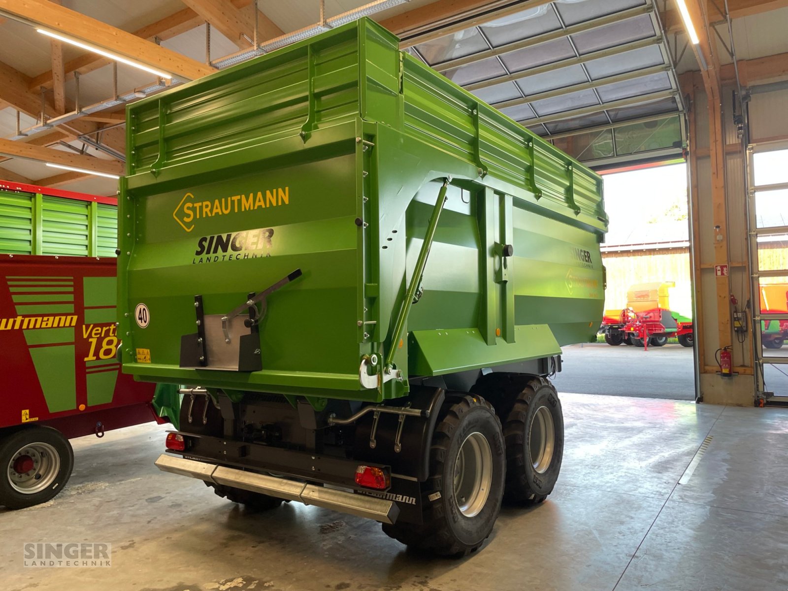 Muldenkipper des Typs Strautmann SMK 1602, Neumaschine in Ebenhofen (Bild 4)