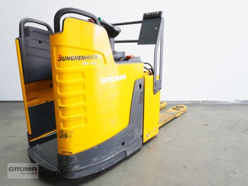 Niederhubwagen des Typs Jungheinrich ERE225, Gebrauchtmaschine in Friedberg-Derching (Bild 1)