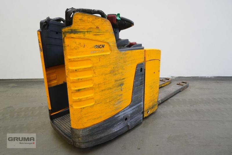 Niederhubwagen of the type Jungheinrich ERE225, Gebrauchtmaschine in Friedberg-Derching (Picture 1)