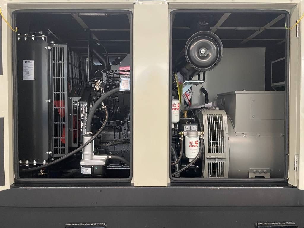 Notstromaggregat of the type Cummins 4BTA3.9-G11 - 88 kVA Generator - DPX-19834, Neumaschine in Dordrecht (Picture 8)