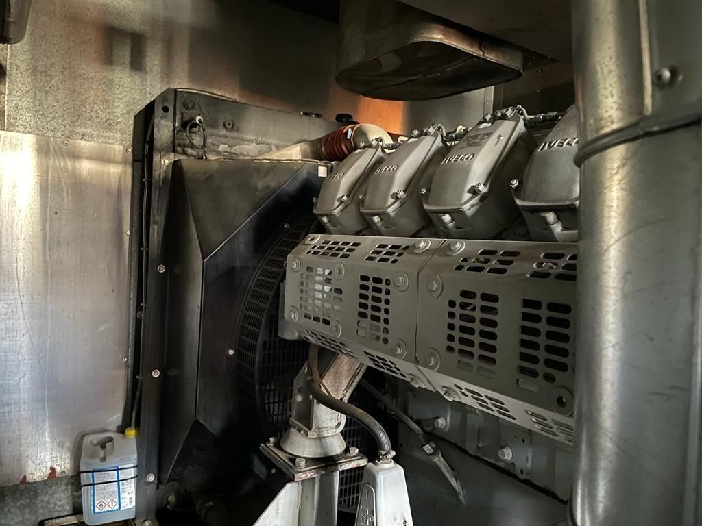 Notstromaggregat des Typs Iveco 8281 Leroy Somer 500 kVA Supersilent generatorset in 20 ft conta, Gebrauchtmaschine in VEEN (Bild 5)