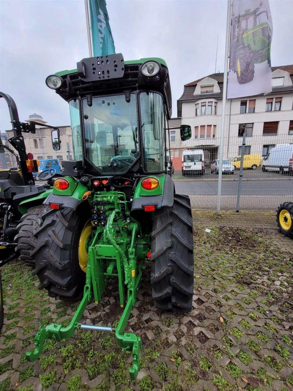 Obstbautraktor of the type John Deere 5075GV, Neumaschine in Worms (Picture 3)
