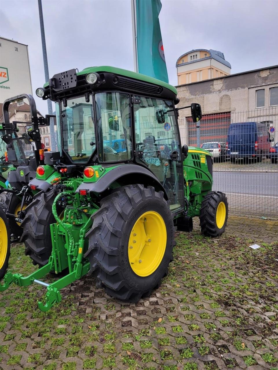 Obstbautraktor of the type John Deere 5075GV, Neumaschine in Worms (Picture 4)