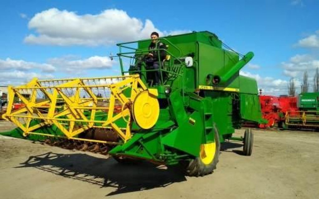 Oldtimer-Mähdrescher des Typs John Deere 945, Neumaschine in Херсон (Bild 5)
