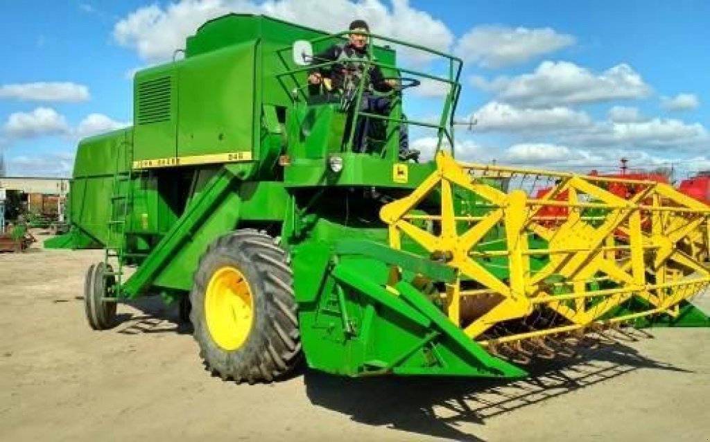 Oldtimer-Mähdrescher des Typs John Deere 945, Neumaschine in Херсон (Bild 1)