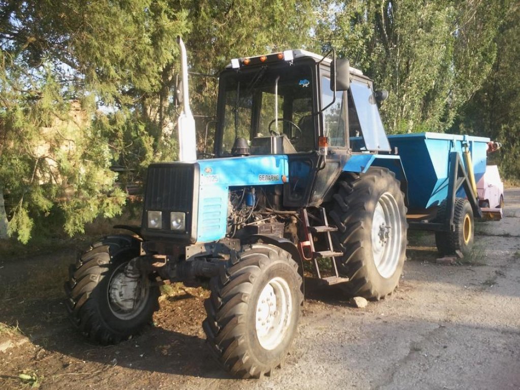 Oldtimer-Traktor des Typs Belarus Беларус-1025, Neumaschine in Запоріжжя (Bild 6)