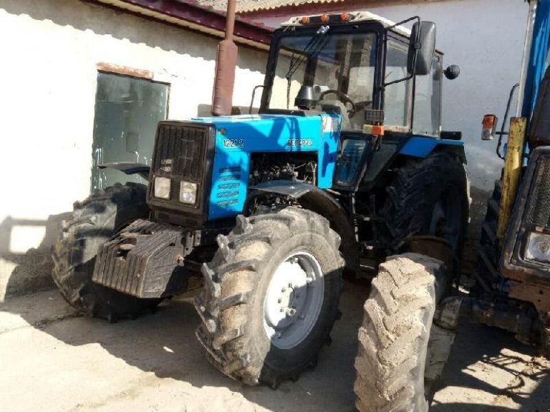 Oldtimer-Traktor des Typs Belarus Беларус-1221, Neumaschine in Херсон (Bild 1)
