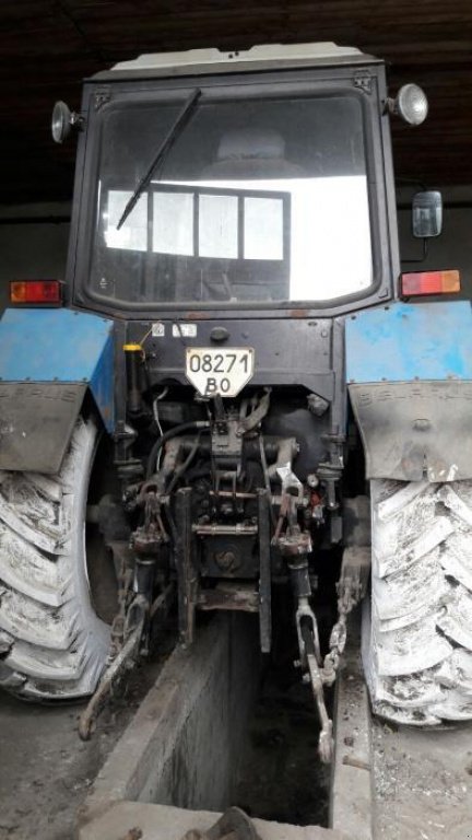 Oldtimer-Traktor des Typs Belarus Беларус-1221.2, Neumaschine in Чемеревці (Bild 2)