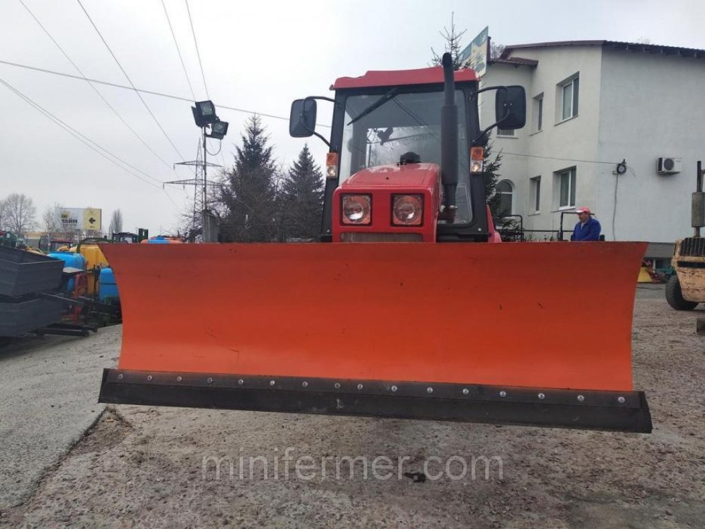 Oldtimer-Traktor des Typs Belarus Беларус-320.4, Neumaschine in Вишневе (Bild 6)