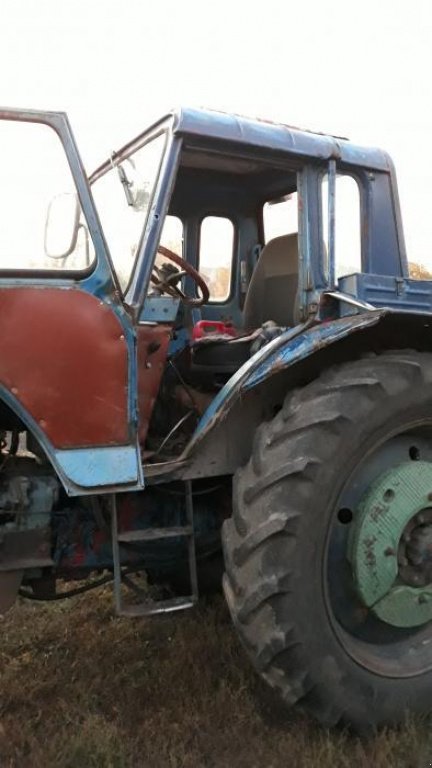 Oldtimer-Traktor des Typs Belarus Беларус-82, Neumaschine in Шпола (Bild 4)