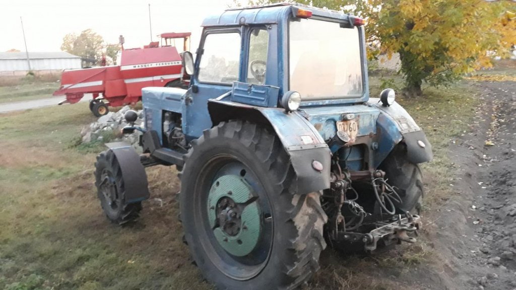 Oldtimer-Traktor del tipo Belarus Беларус-82, Neumaschine en Шпола (Imagen 3)