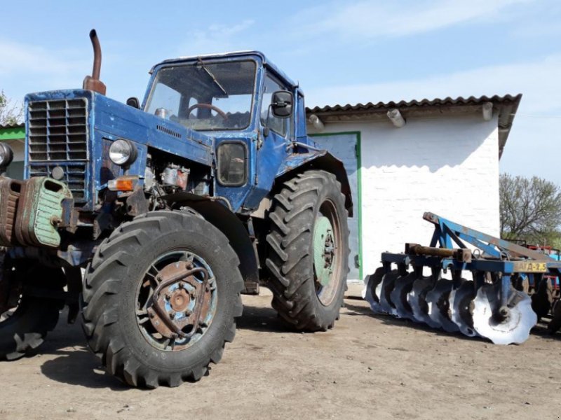 Oldtimer-Traktor типа Belarus Беларус-82, Neumaschine в Шпола (Фотография 1)