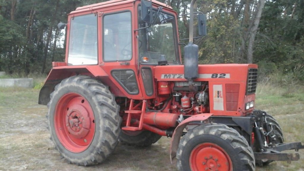 Oldtimer-Traktor del tipo Belarus Беларус-82, Neumaschine en Червоноград (Imagen 1)