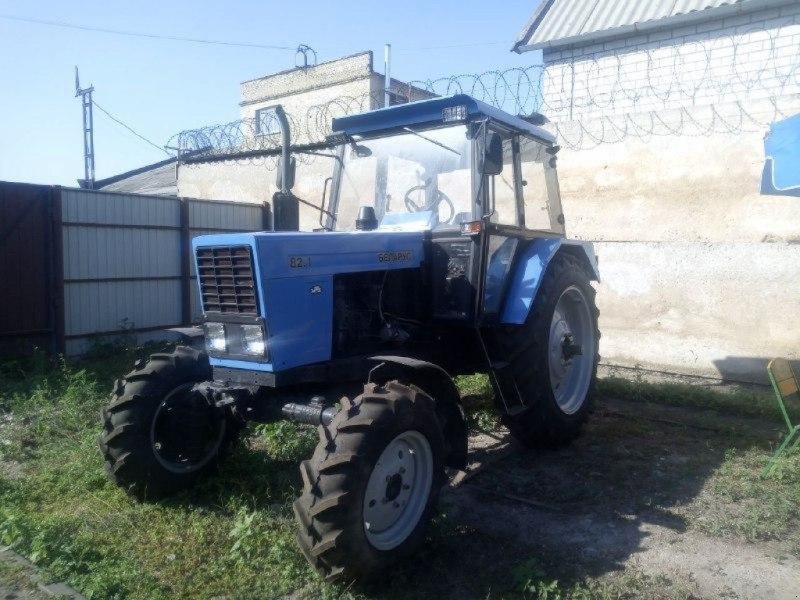 Oldtimer-Traktor van het type Belarus Беларус-82.2, Neumaschine in Запоріжжя (Foto 1)