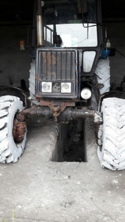 Oldtimer-Traktor des Typs Belarus Беларус-892, Neumaschine in Чемеревці (Bild 4)