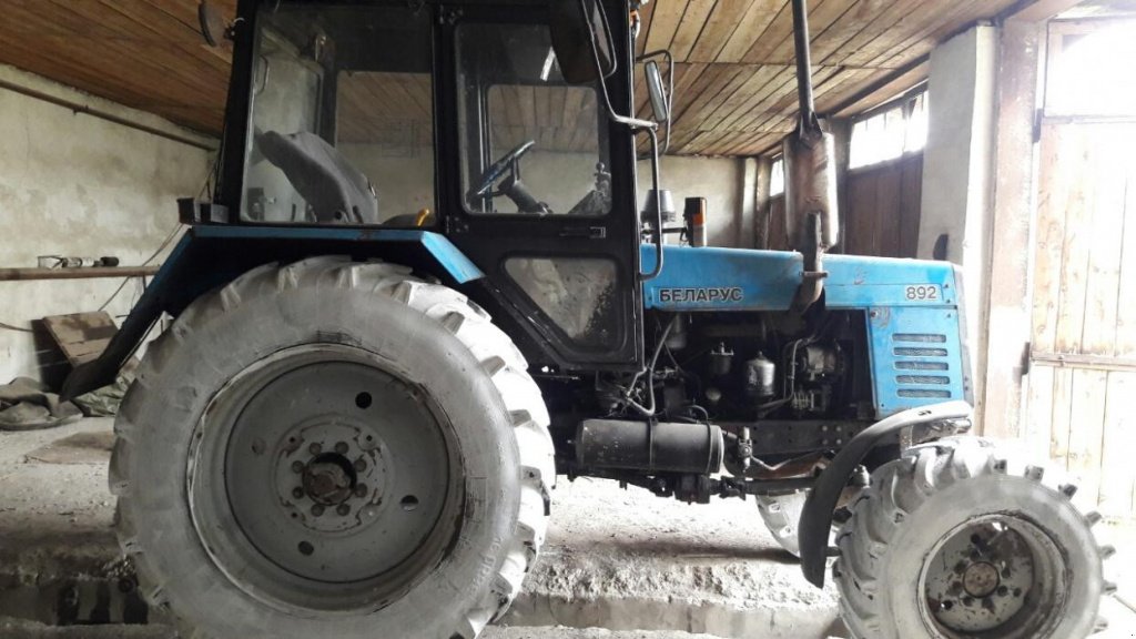 Oldtimer-Traktor tip Belarus Беларус-892, Neumaschine in Чемеревці (Poză 1)