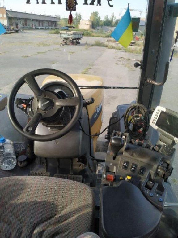 Oldtimer-Traktor des Typs CHALLENGER MT655C, Neumaschine in Красилів (Bild 5)