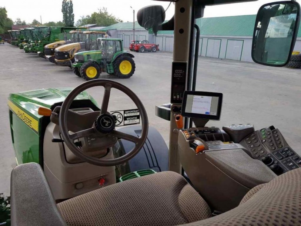 Oldtimer-Traktor des Typs John Deere 7230R, Neumaschine in Путрівка (Bild 12)