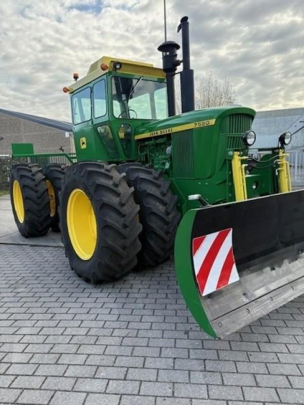 Oldtimer-Traktor of the type John Deere 7520, Gebrauchtmaschine in Deurne (Picture 2)