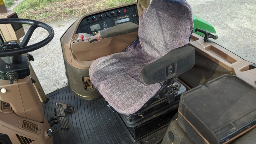 Oldtimer-Traktor des Typs John Deere 8200, Neumaschine in Золочів (Bild 7)