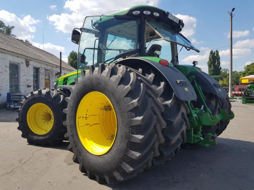 Oldtimer-Traktor des Typs John Deere 8320R, Neumaschine in Звенигородка (Bild 4)