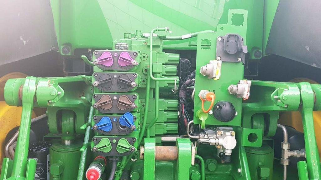 Oldtimer-Traktor des Typs John Deere 8320R, Neumaschine in Путрівка (Bild 8)