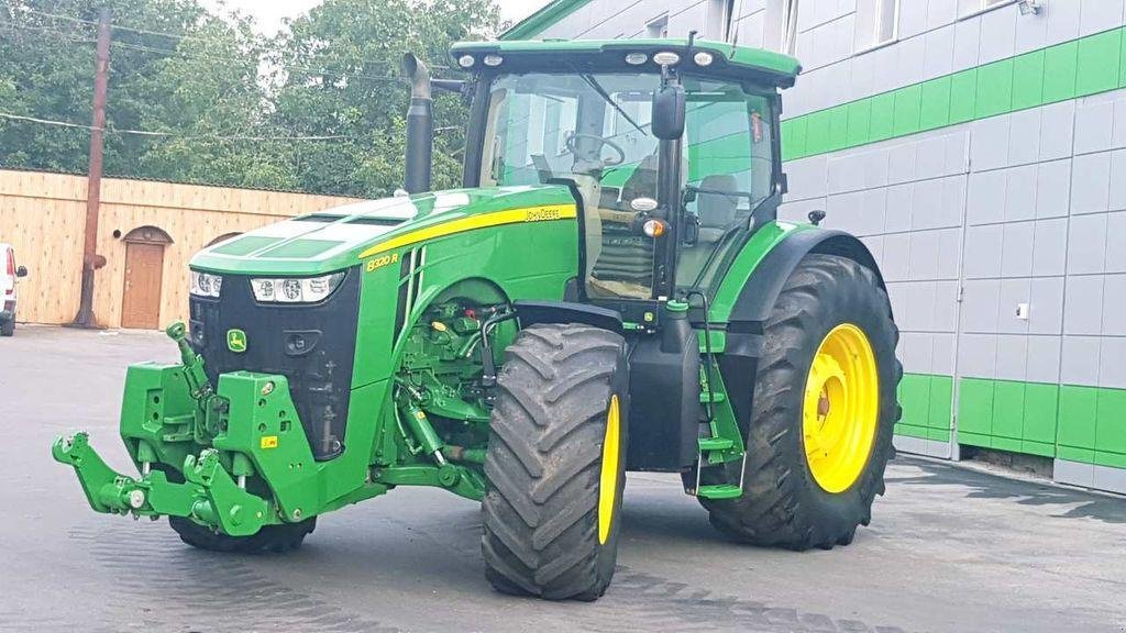 Oldtimer-Traktor des Typs John Deere 8320R, Neumaschine in Путрівка (Bild 1)