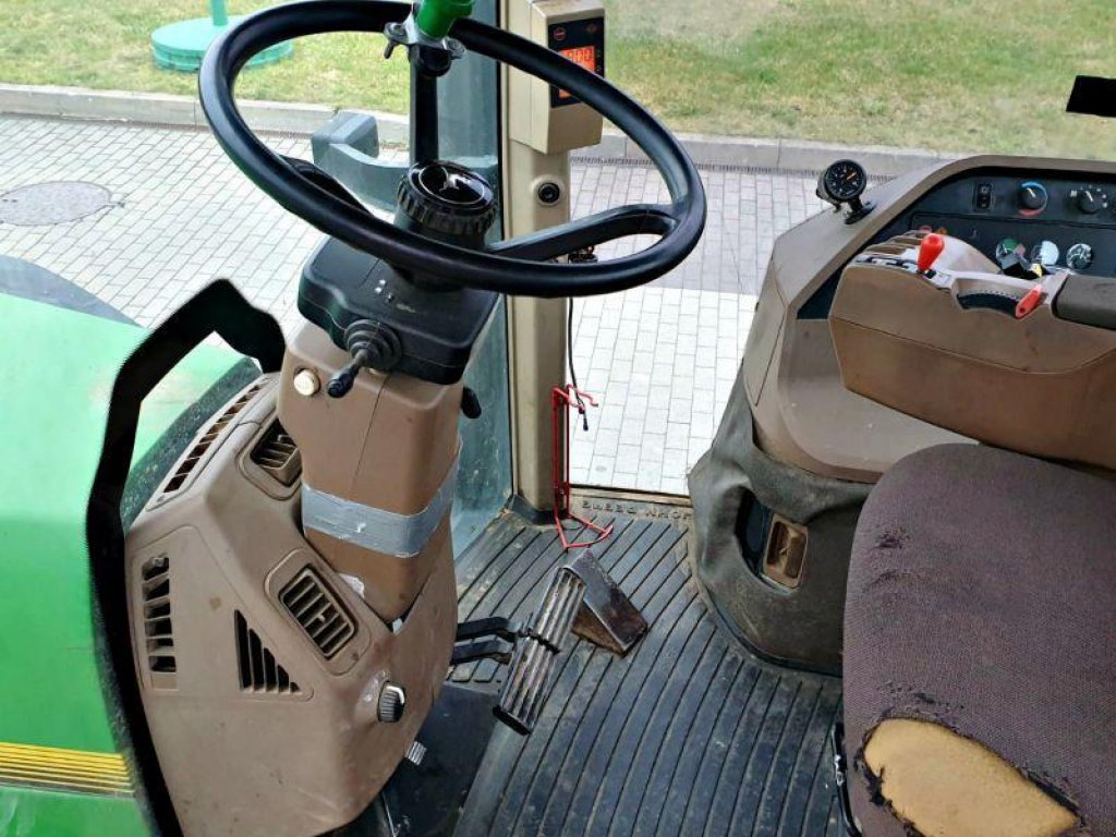 Oldtimer-Traktor des Typs John Deere 8400, Neumaschine in Київ (Bild 6)