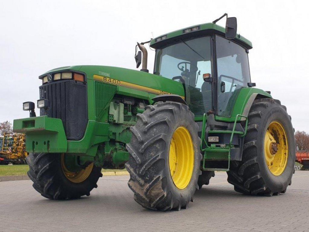 Oldtimer-Traktor des Typs John Deere 8400, Neumaschine in Київ (Bild 1)