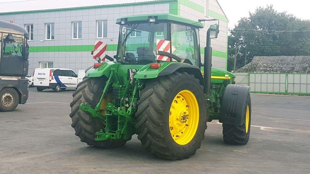 Oldtimer-Traktor des Typs John Deere 8410, Neumaschine in Путрівка (Bild 7)